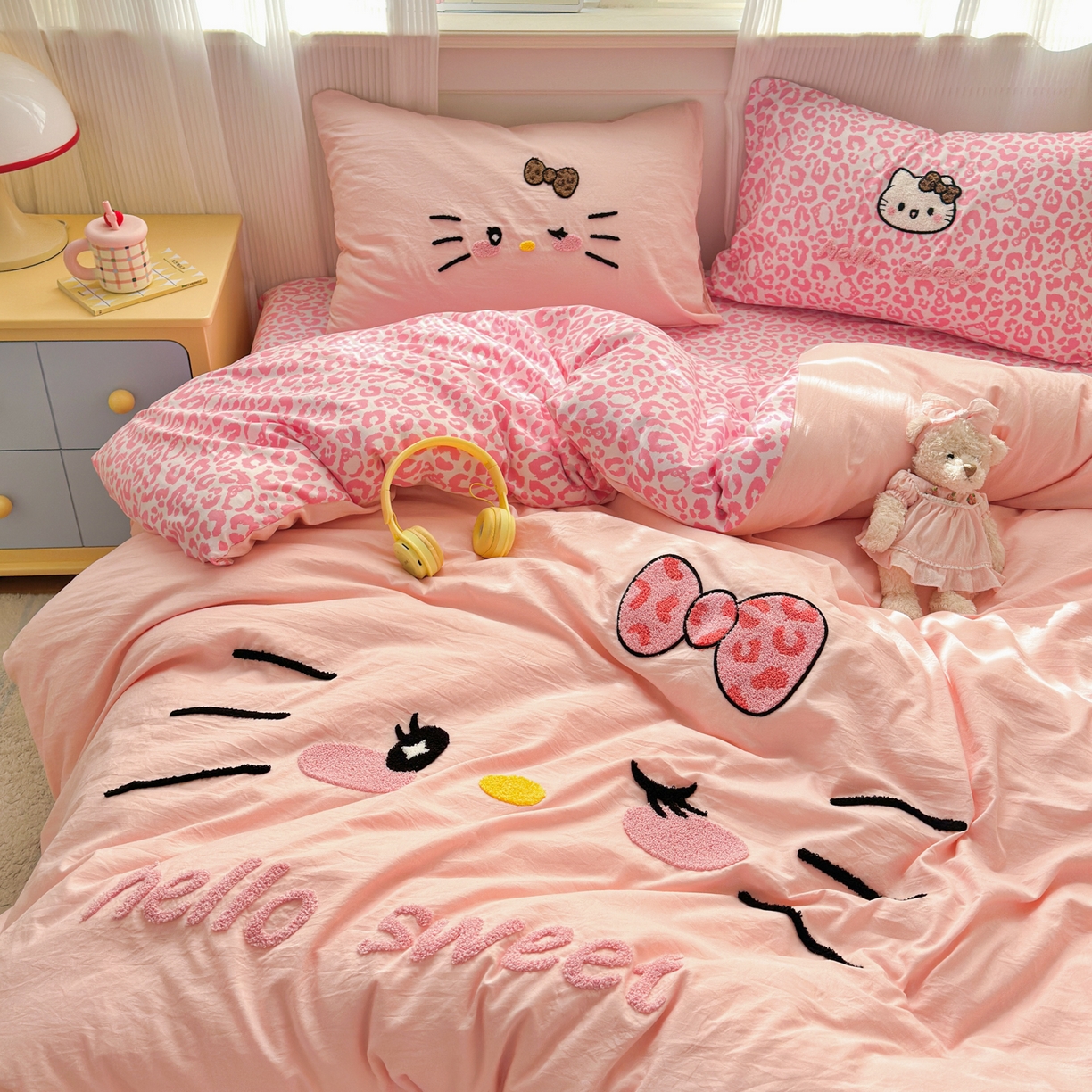 91家纺网 家纺一手货源 找家纺 奈颜 2026新款A类水洗棉大版毛巾绣豹纹小猫四件套--影棚图 豹纹小猫-粉