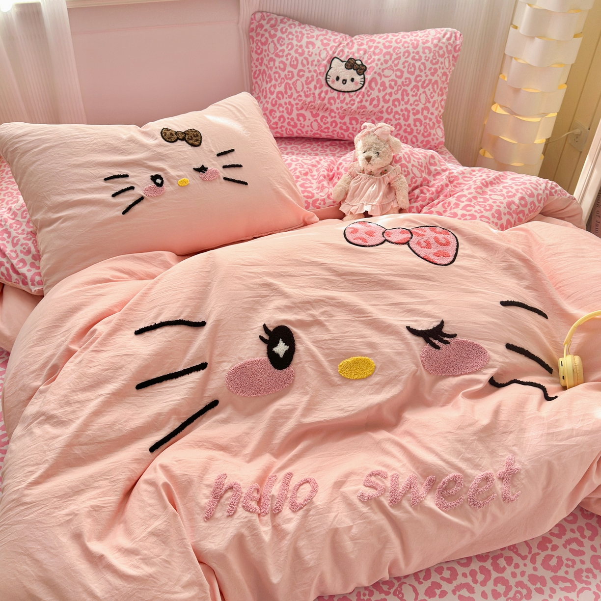 91家纺网 家纺一手货源 找家纺 奈颜 2026新款A类水洗棉大版毛巾绣豹纹小猫四件套--影棚图 豹纹小猫-粉