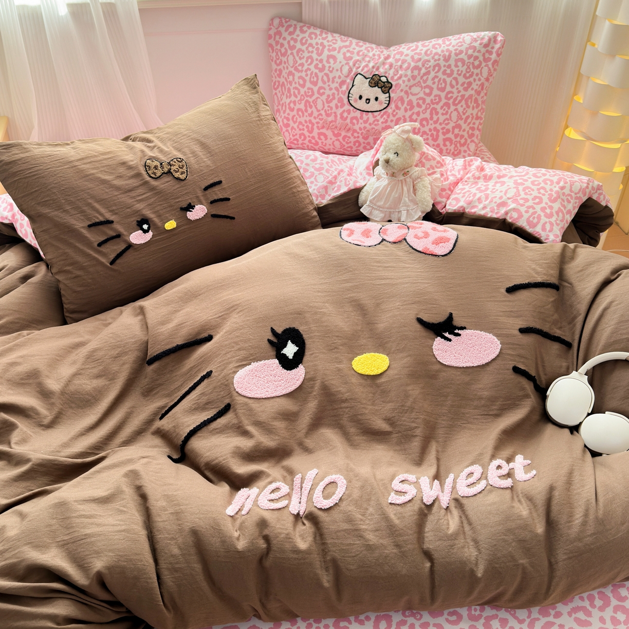 91家纺网 家纺一手货源 找家纺 奈颜 2026新款A类水洗棉大版毛巾绣豹纹小猫四件套--影棚图 豹纹小猫-咖粉