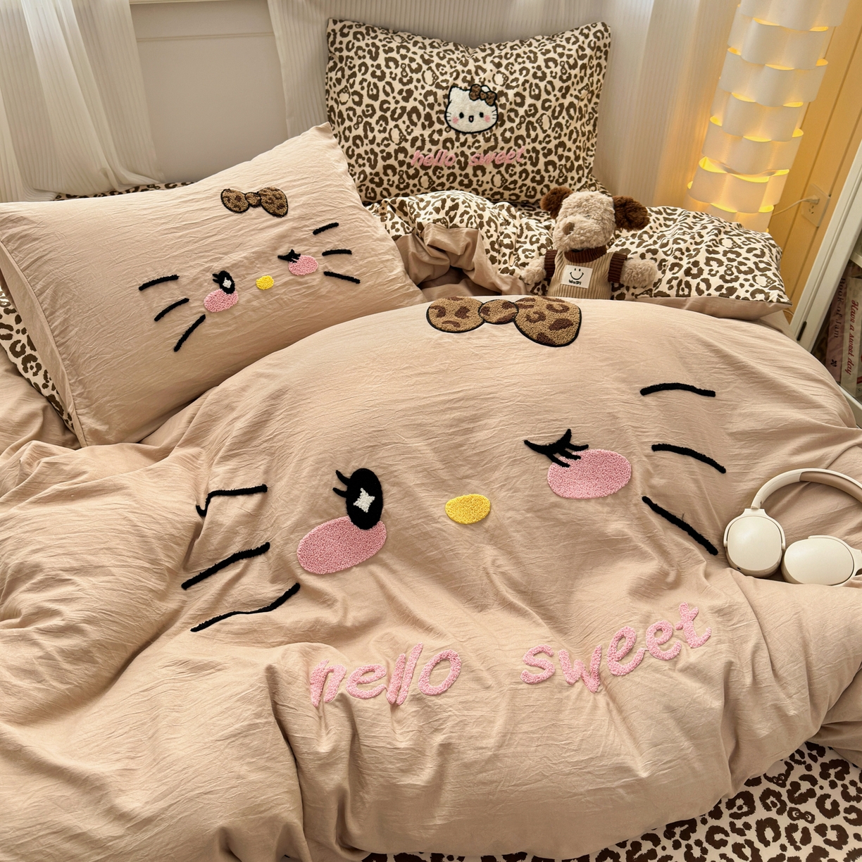 91家纺网 家纺一手货源 找家纺 奈颜 2026新款A类水洗棉大版毛巾绣豹纹小猫四件套--影棚图 豹纹小猫-浅咖