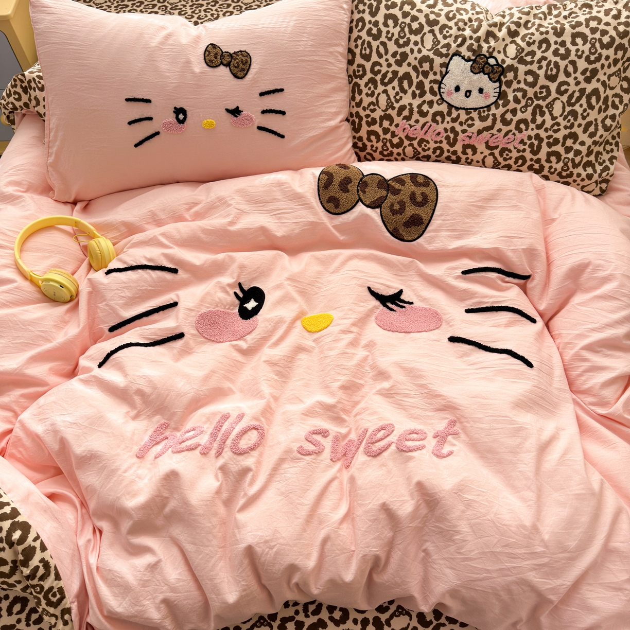 91家纺网 家纺一手货源 找家纺 奈颜 2026新款A类水洗棉大版毛巾绣豹纹小猫四件套--影棚图 豹纹小猫-粉咖