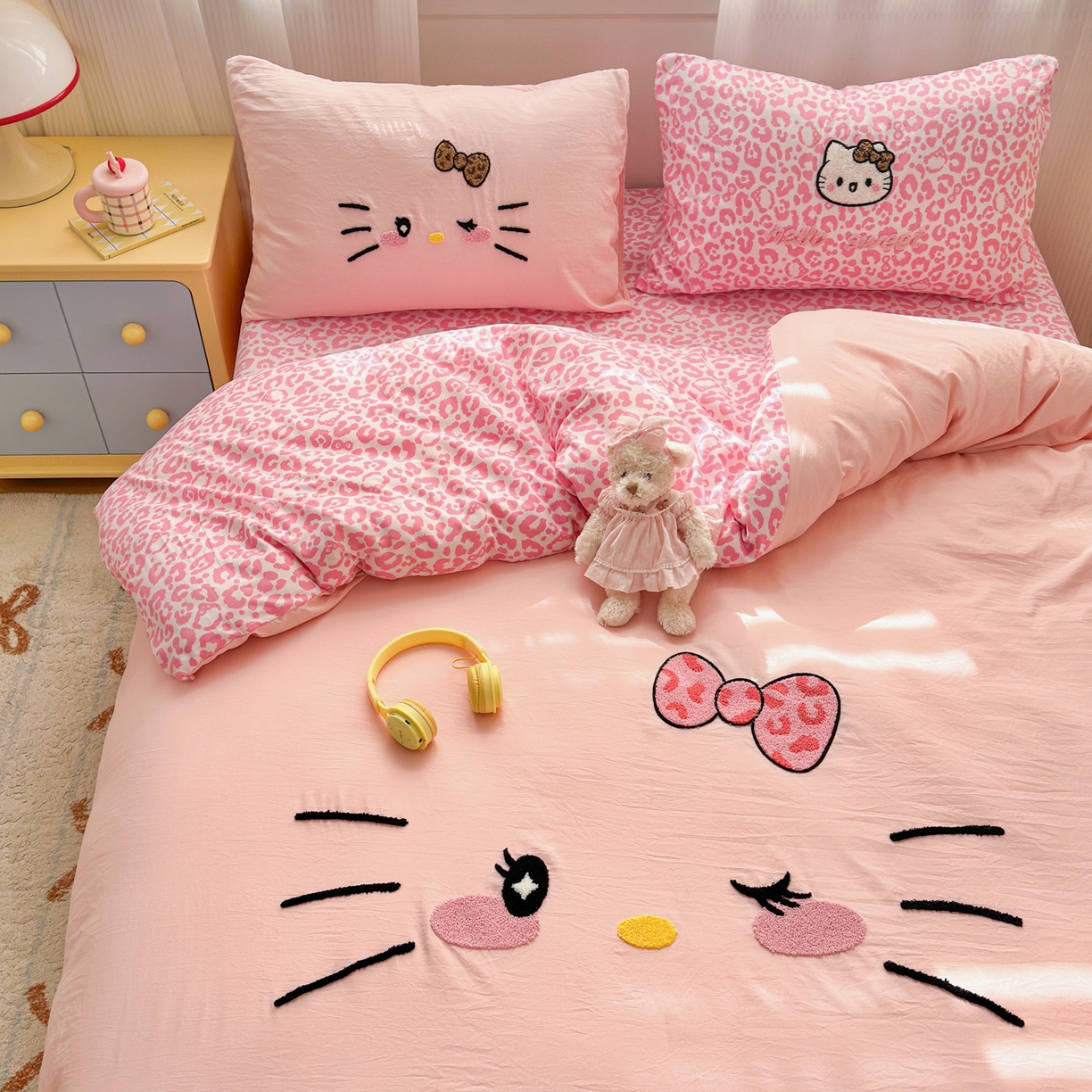 91家纺网 家纺一手货源 找家纺 奈颜 2026新款A类水洗棉大版毛巾绣豹纹小猫四件套--影棚图 豹纹小猫-粉