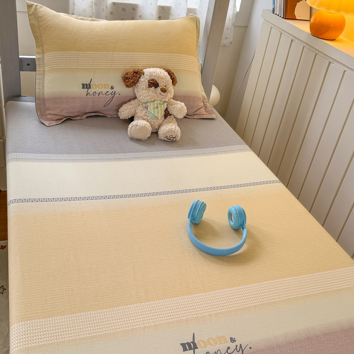 91家纺网 家纺一手货源 找家纺 尚帛 2026新款全棉品质喷气印花爆款四件套 多规格套件 单品系列-学生款单床笠 协奏曲-红