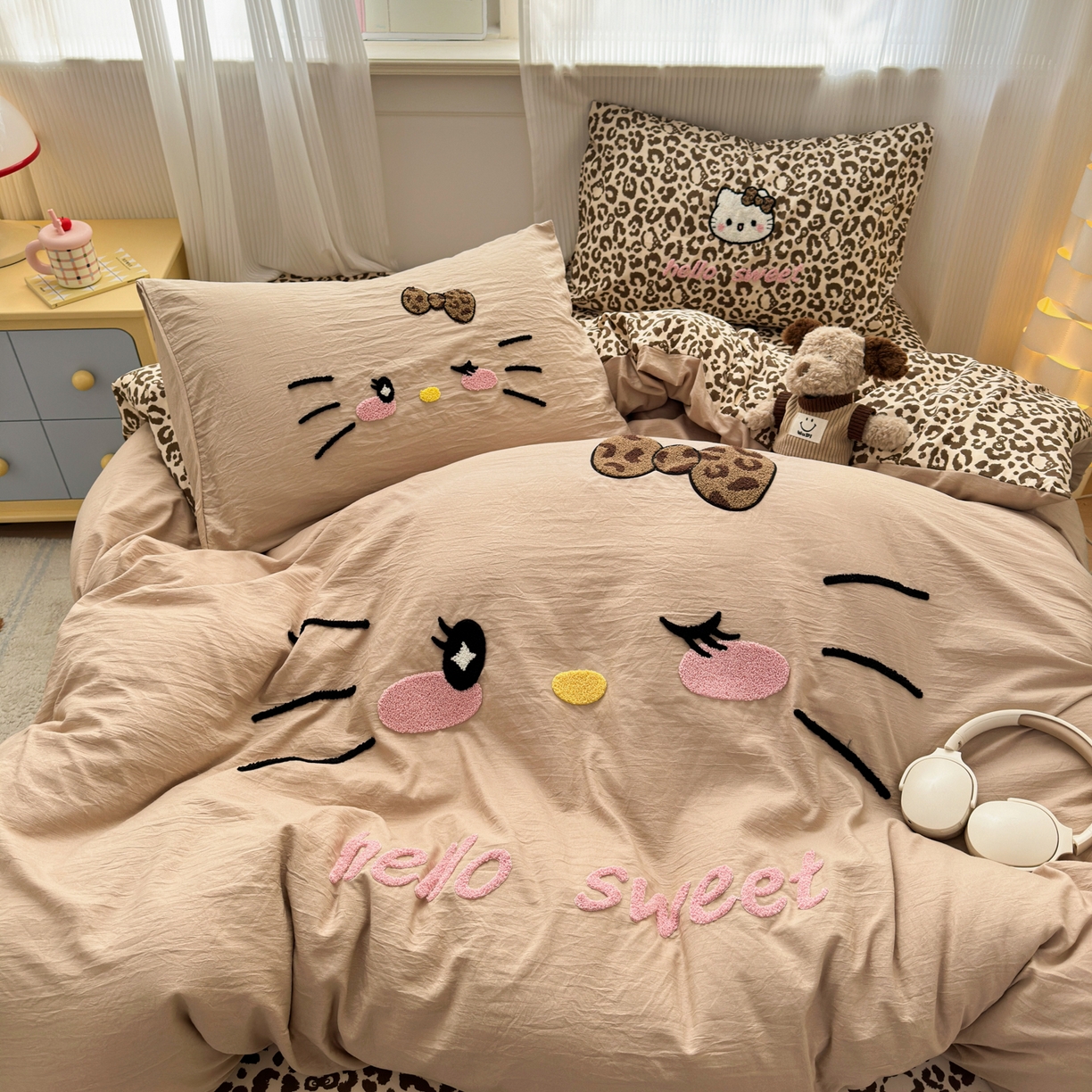 91家纺网 家纺一手货源 找家纺 奈颜 2026新款A类水洗棉大版毛巾绣豹纹小猫四件套--影棚图 豹纹小猫-浅咖