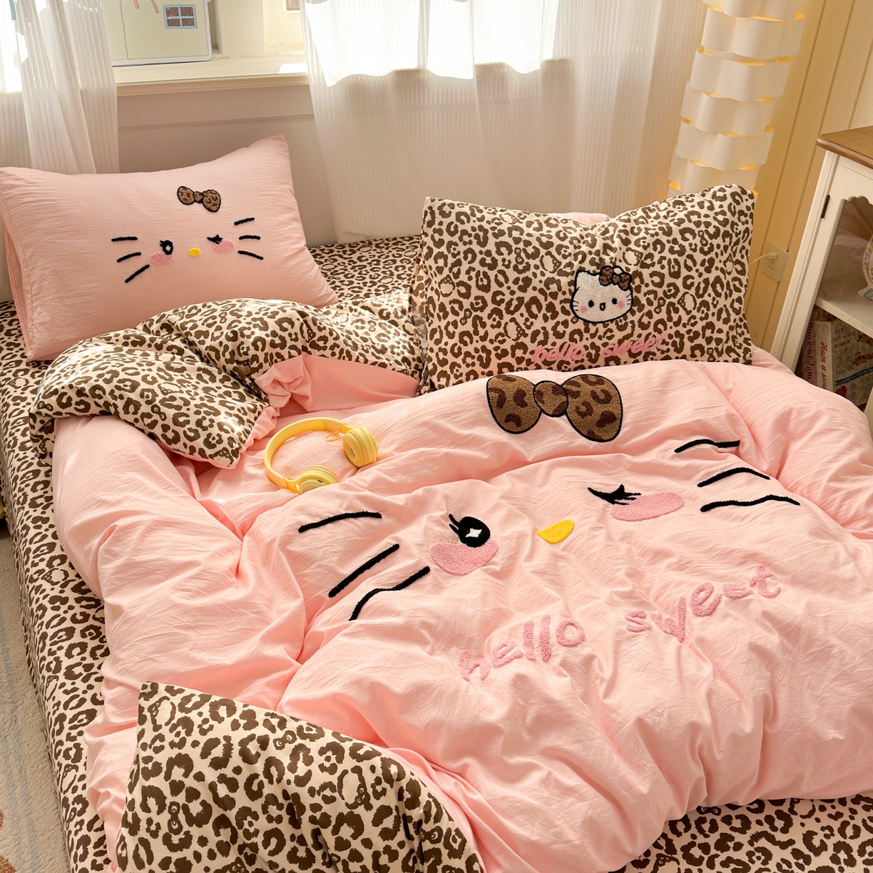 91家纺网 家纺一手货源 找家纺 奈颜 2026新款A类水洗棉大版毛巾绣豹纹小猫四件套--影棚图 豹纹小猫-粉咖