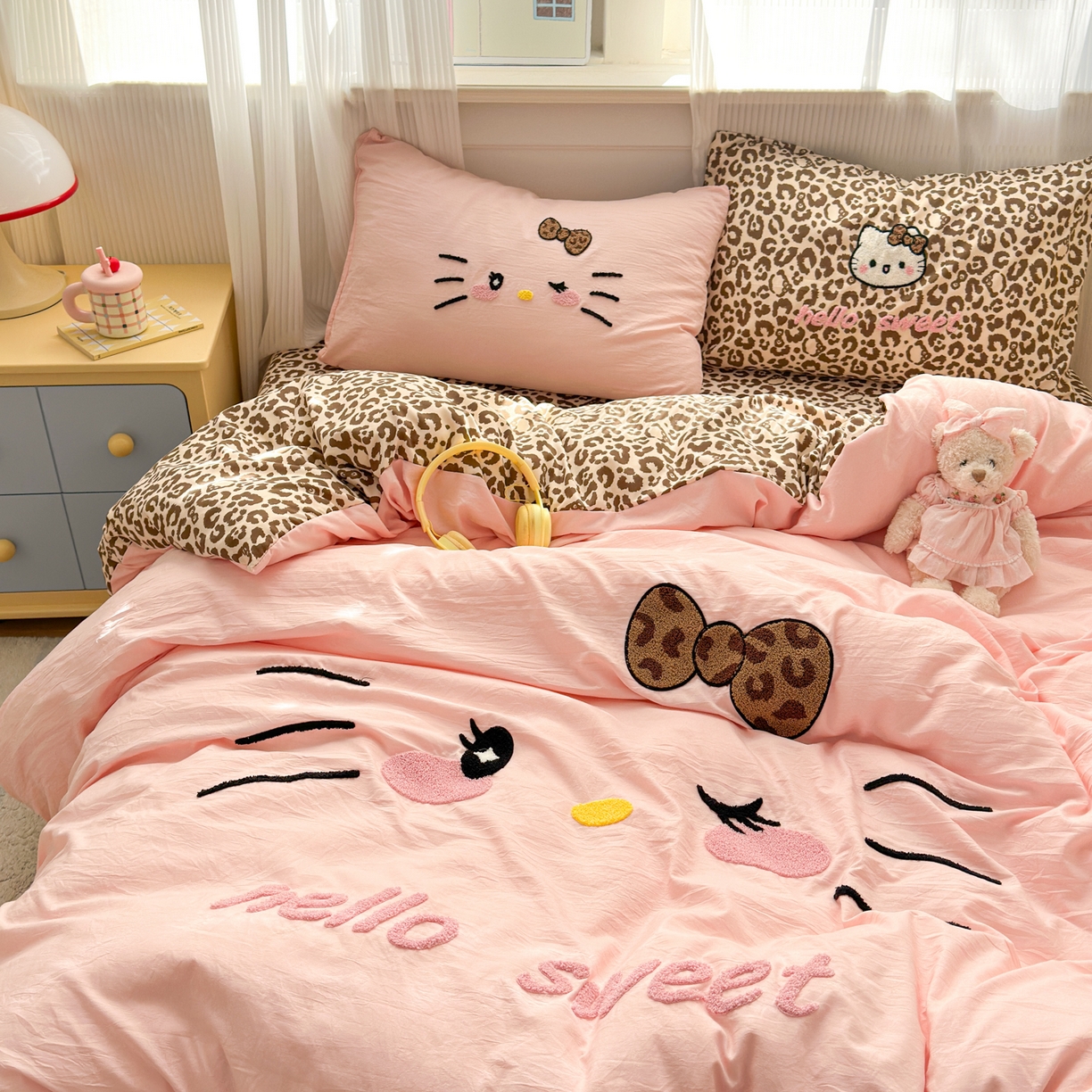 91家纺网 家纺一手货源 找家纺 奈颜 2026新款A类水洗棉大版毛巾绣豹纹小猫四件套--影棚图 豹纹小猫-粉咖