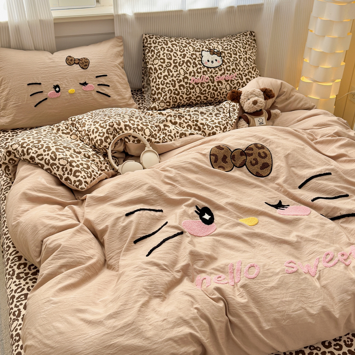 91家纺网 家纺一手货源 找家纺 奈颜 2026新款A类水洗棉大版毛巾绣豹纹小猫四件套--影棚图 豹纹小猫-浅咖