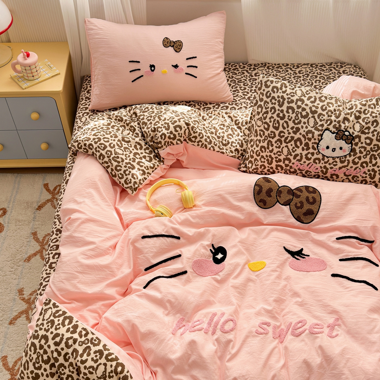 91家纺网 家纺一手货源 找家纺 奈颜 2026新款A类水洗棉大版毛巾绣豹纹小猫四件套--影棚图 豹纹小猫-粉咖