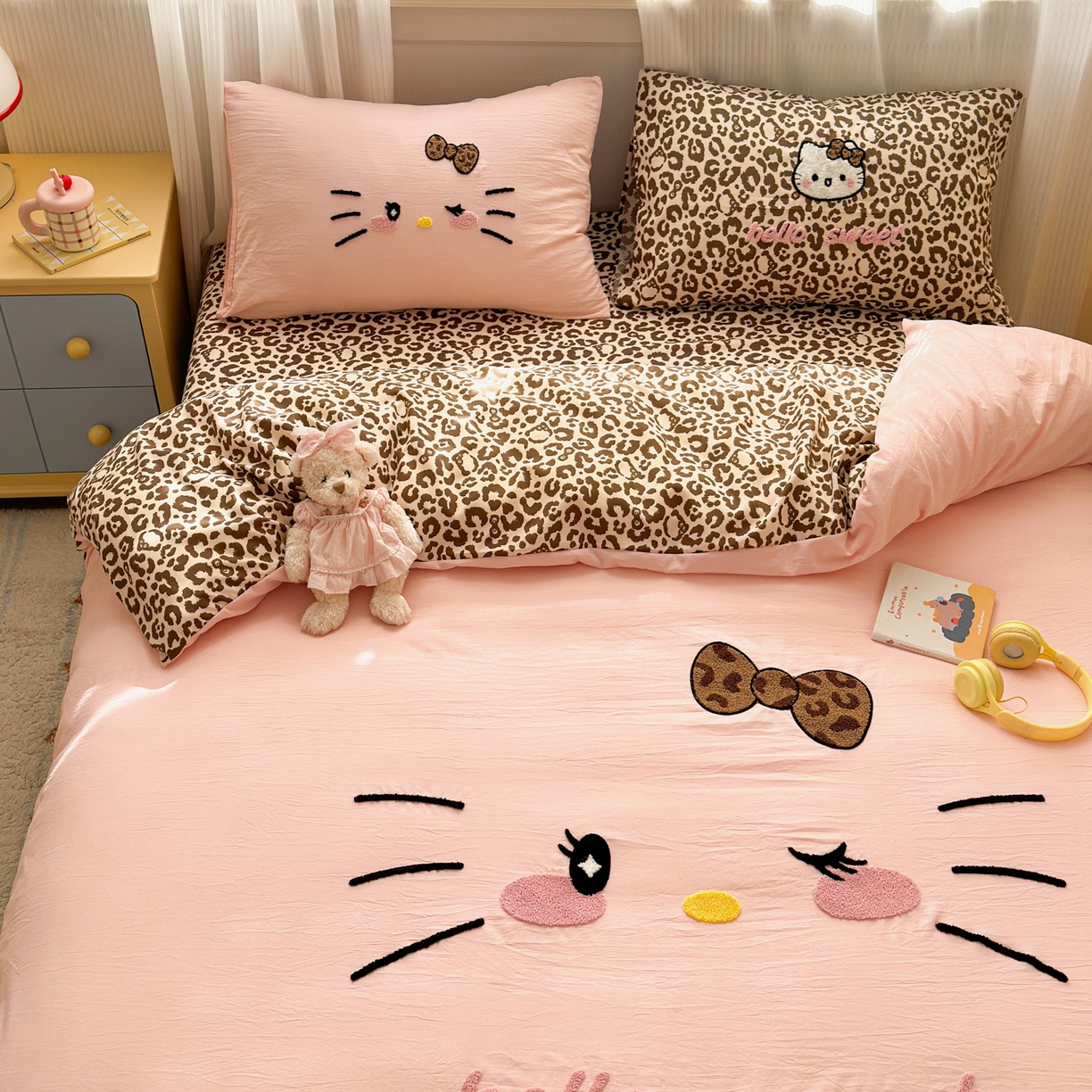 91家纺网 家纺一手货源 找家纺 奈颜 2026新款A类水洗棉大版毛巾绣豹纹小猫四件套--影棚图 豹纹小猫-粉咖