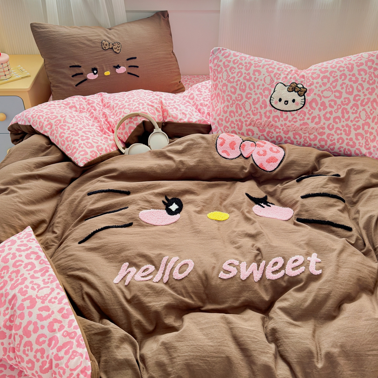 91家纺网 家纺一手货源 找家纺 奈颜 2026新款A类水洗棉大版毛巾绣豹纹小猫四件套--影棚图 豹纹小猫-咖粉