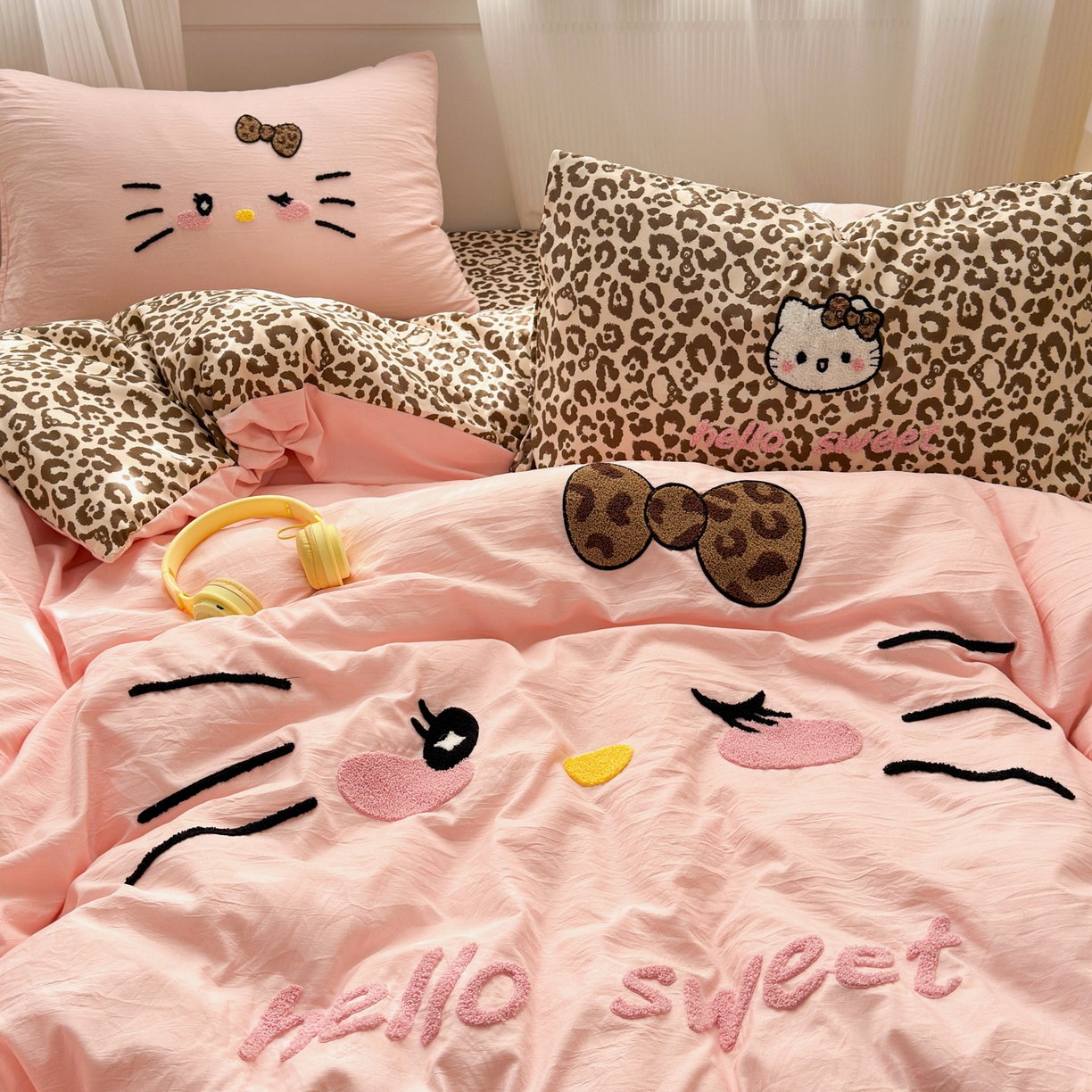 91家纺网 家纺一手货源 找家纺 奈颜 2026新款A类水洗棉大版毛巾绣豹纹小猫四件套--影棚图 豹纹小猫-粉咖