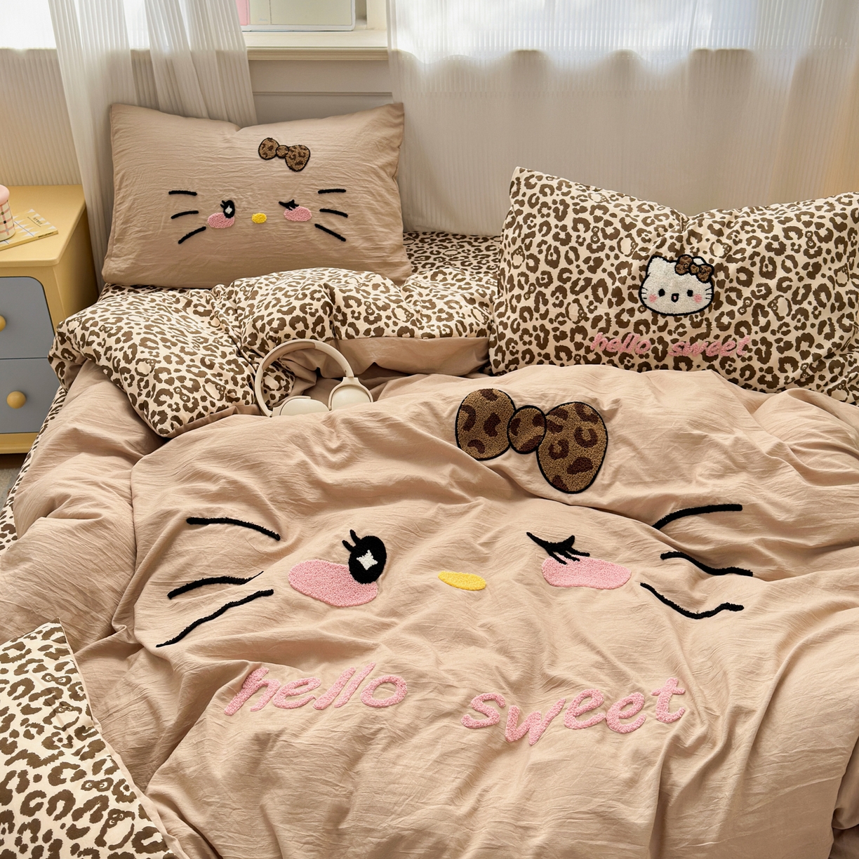 91家纺网 家纺一手货源 找家纺 奈颜 2026新款A类水洗棉大版毛巾绣豹纹小猫四件套--影棚图 豹纹小猫-浅咖