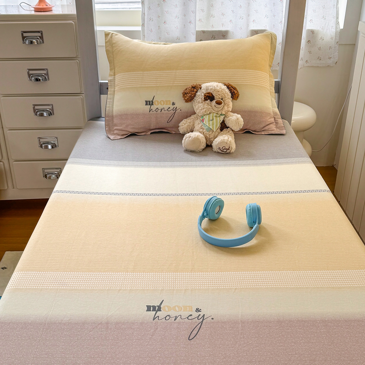 91家纺网 家纺一手货源 找家纺 尚帛 2026新款全棉品质喷气印花爆款四件套 多规格套件 单品系列-学生款单床笠 协奏曲-红