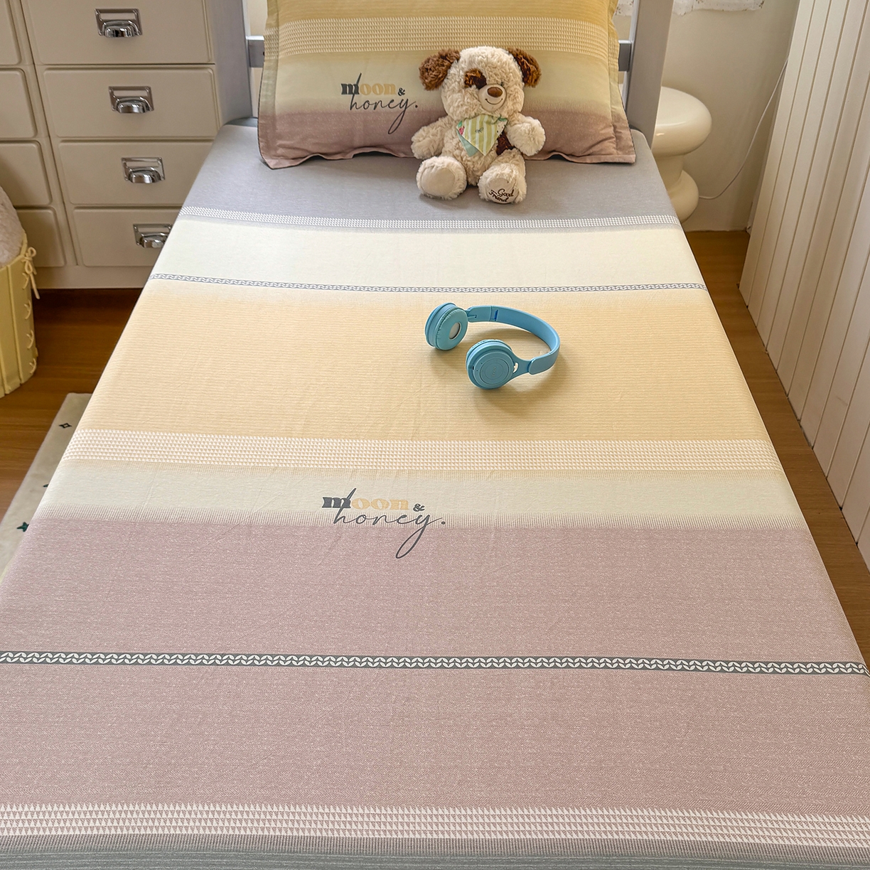 91家纺网 家纺一手货源 找家纺 尚帛 2026新款全棉品质喷气印花爆款四件套 多规格套件 单品系列-学生款单床笠 协奏曲-红