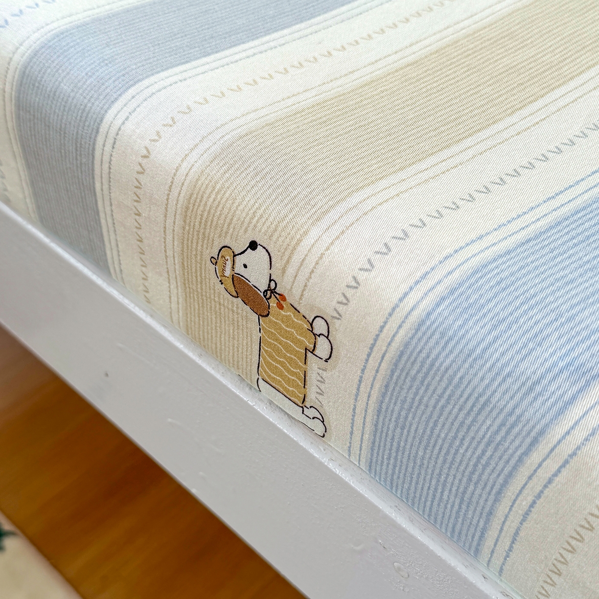 91家纺网 家纺一手货源 找家纺 尚帛 2026新款全棉品质喷气印花爆款四件套 多规格套件 单品系列-学生款单床笠 奔跑小狗