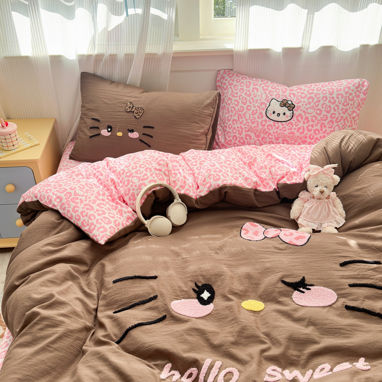 91家纺网 家纺一手货源 找家纺 奈颜 2026新款A类水洗棉大版毛巾绣豹纹小猫四件套--影棚图 豹纹小猫-咖粉