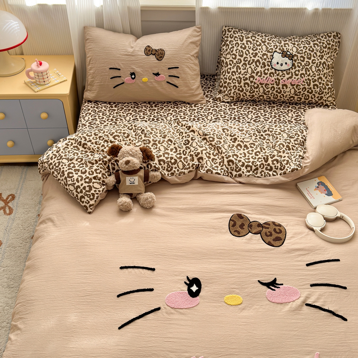 91家纺网 家纺一手货源 找家纺 奈颜 2026新款A类水洗棉大版毛巾绣豹纹小猫四件套--影棚图 豹纹小猫-浅咖