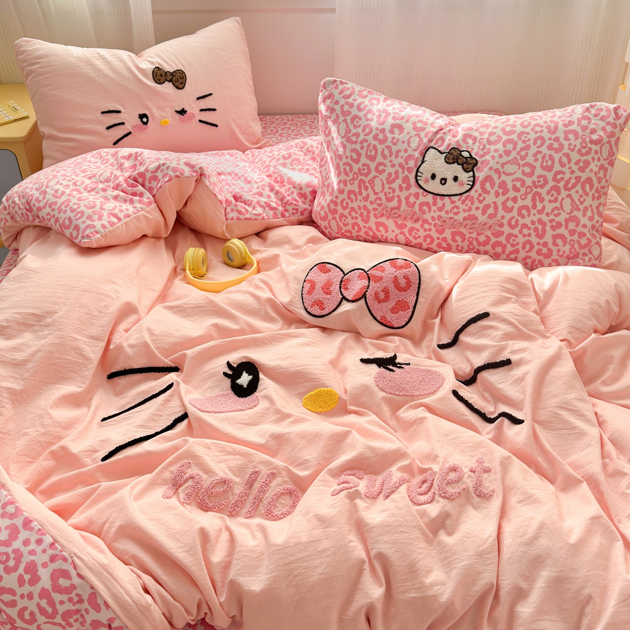 91家纺网 家纺一手货源 找家纺 奈颜 2026新款A类水洗棉大版毛巾绣豹纹小猫四件套--影棚图 豹纹小猫-粉