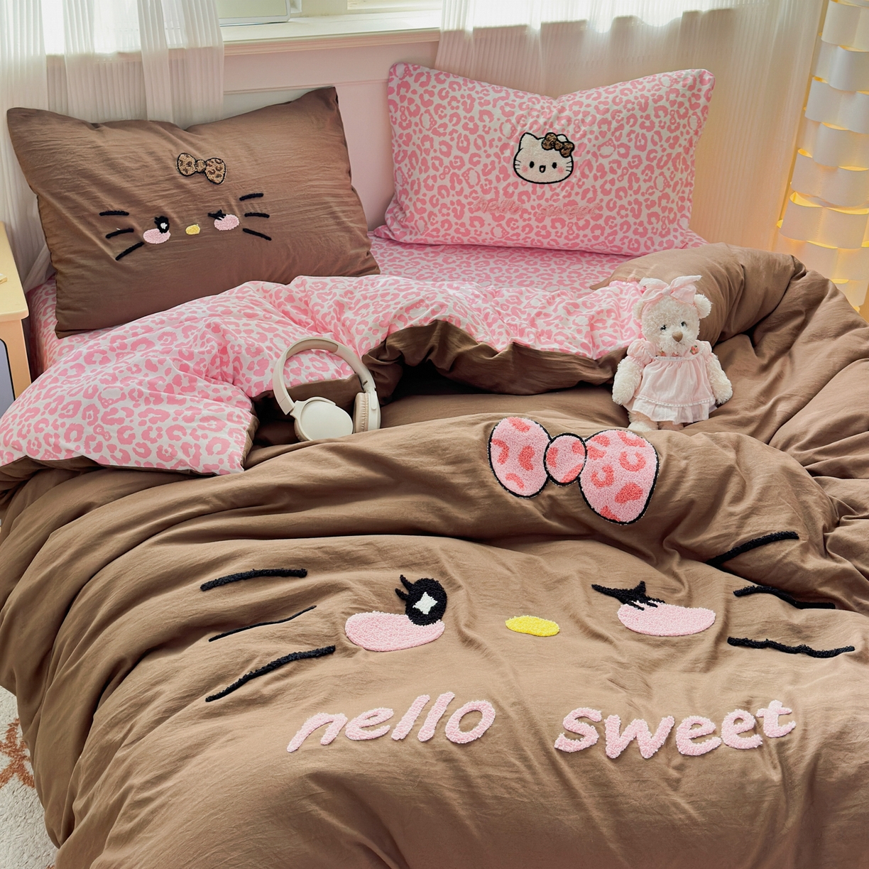 91家纺网 家纺一手货源 找家纺 奈颜 2026新款A类水洗棉大版毛巾绣豹纹小猫四件套--影棚图 豹纹小猫-咖粉