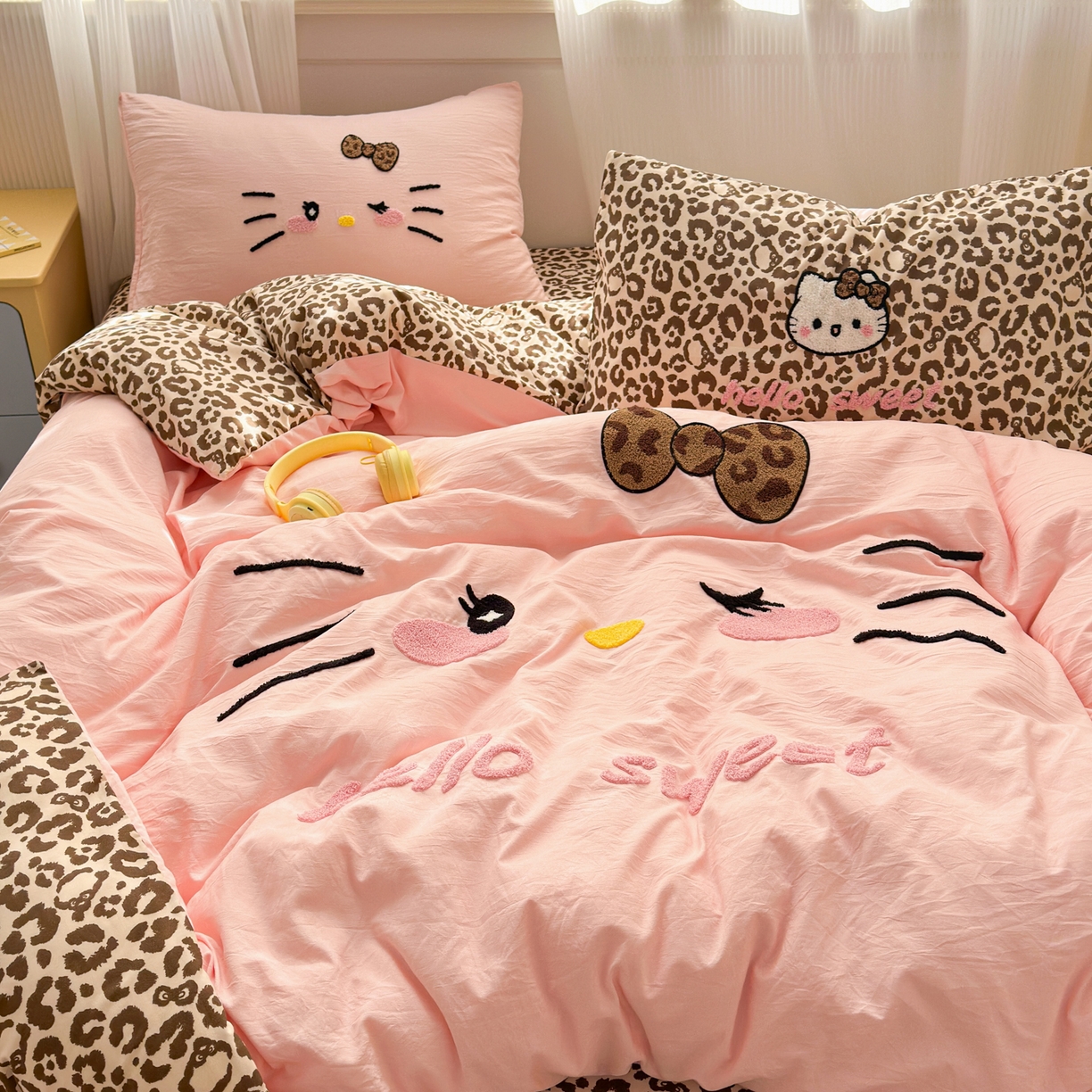 91家纺网 家纺一手货源 找家纺 奈颜 2026新款A类水洗棉大版毛巾绣豹纹小猫四件套--影棚图 豹纹小猫-粉咖