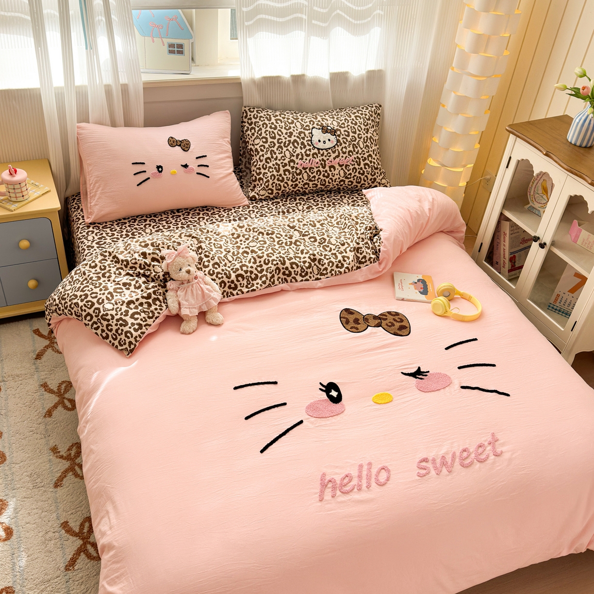 91家纺网 家纺一手货源 找家纺 奈颜 2026新款A类水洗棉大版毛巾绣豹纹小猫四件套--影棚图 豹纹小猫-粉咖