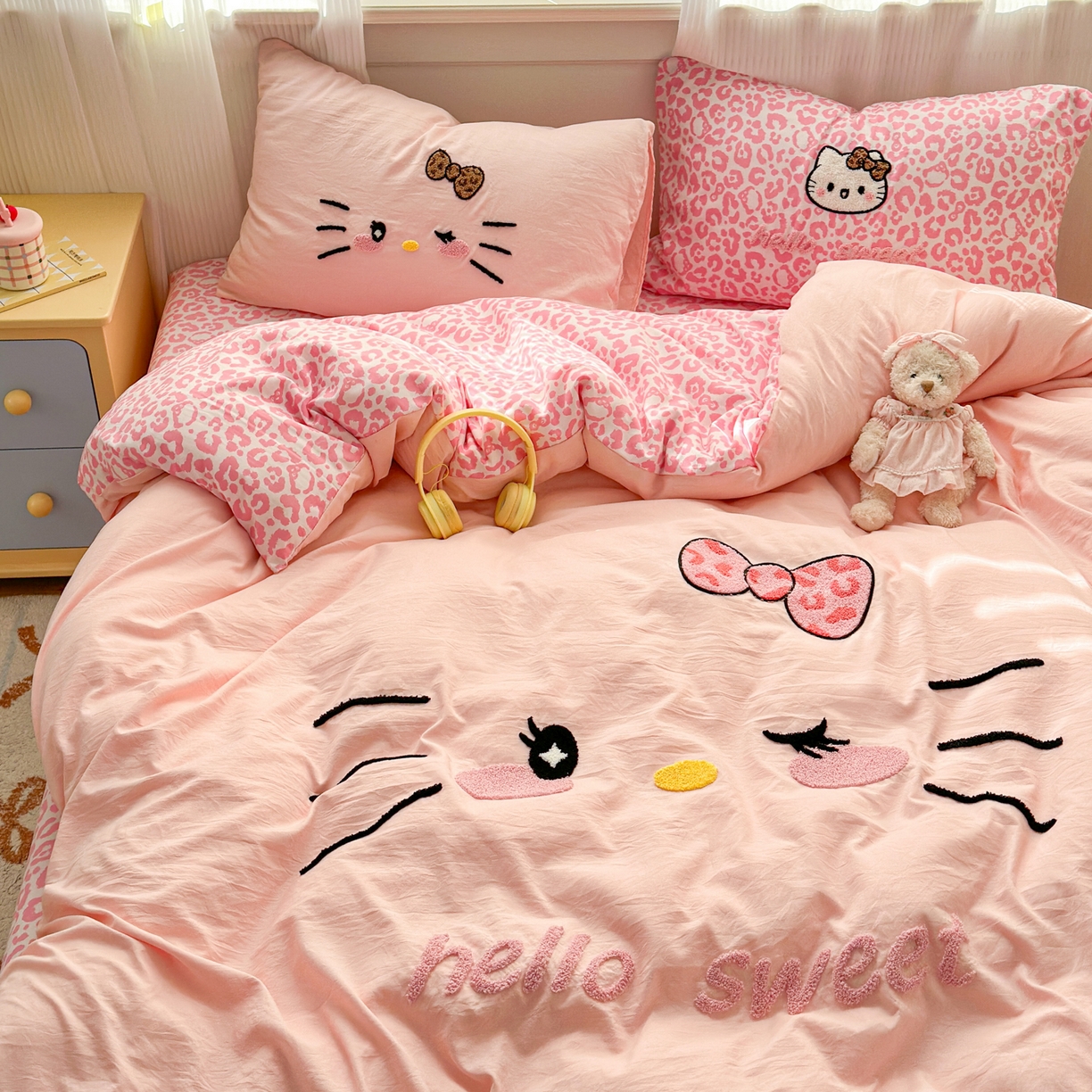 91家纺网 家纺一手货源 找家纺 奈颜 2026新款A类水洗棉大版毛巾绣豹纹小猫四件套--影棚图 豹纹小猫-粉