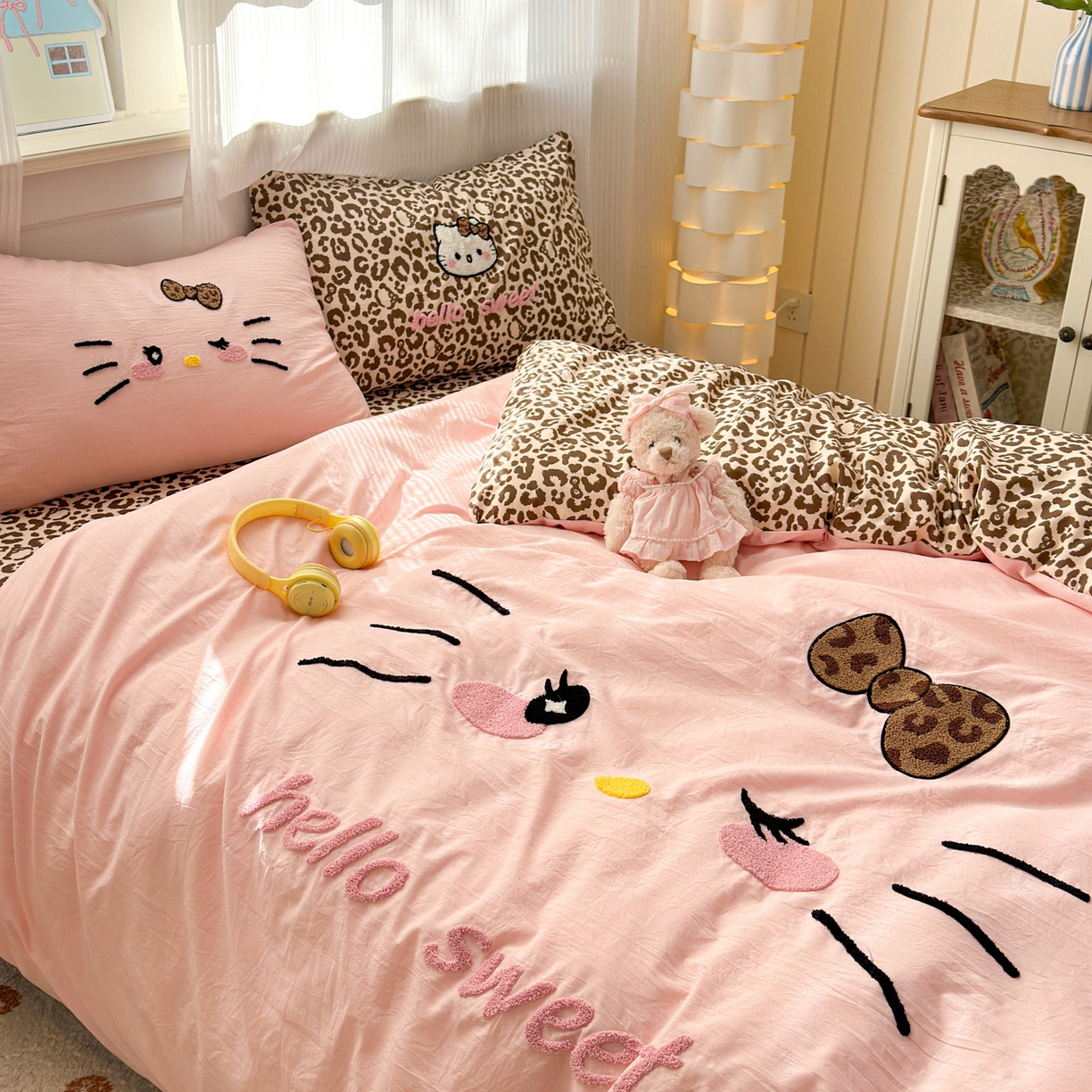 91家纺网 家纺一手货源 找家纺 奈颜 2026新款A类水洗棉大版毛巾绣豹纹小猫四件套--影棚图 豹纹小猫-粉咖