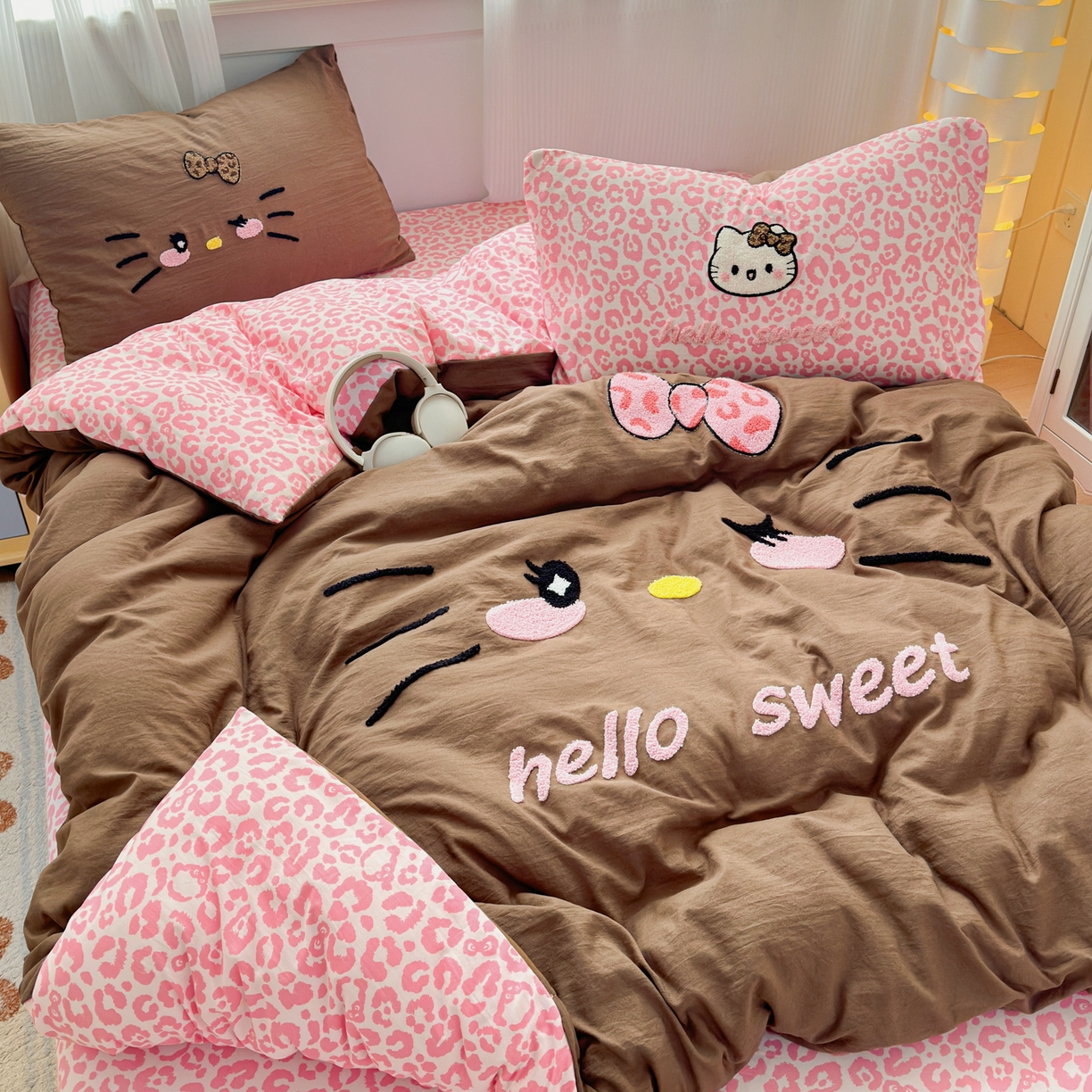 91家纺网 家纺一手货源 找家纺 奈颜 2026新款A类水洗棉大版毛巾绣豹纹小猫四件套--影棚图 豹纹小猫-咖粉