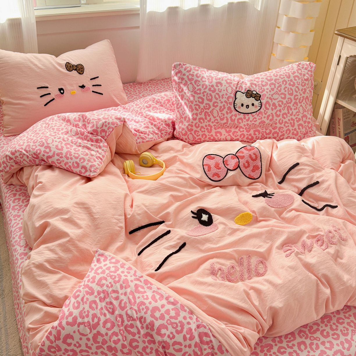 91家纺网 家纺一手货源 找家纺 奈颜 2026新款A类水洗棉大版毛巾绣豹纹小猫四件套--影棚图 豹纹小猫-粉