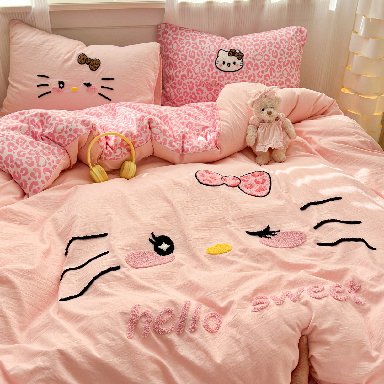 91家纺网 家纺一手货源 找家纺 奈颜 2026新款A类水洗棉大版毛巾绣豹纹小猫四件套--影棚图 豹纹小猫-粉