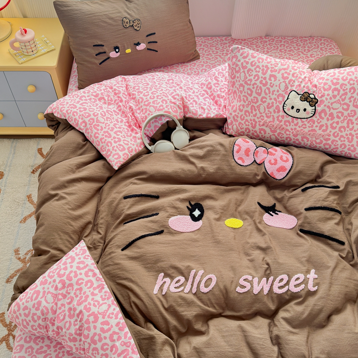 91家纺网 家纺一手货源 找家纺 奈颜 2026新款A类水洗棉大版毛巾绣豹纹小猫四件套--影棚图 豹纹小猫-咖粉