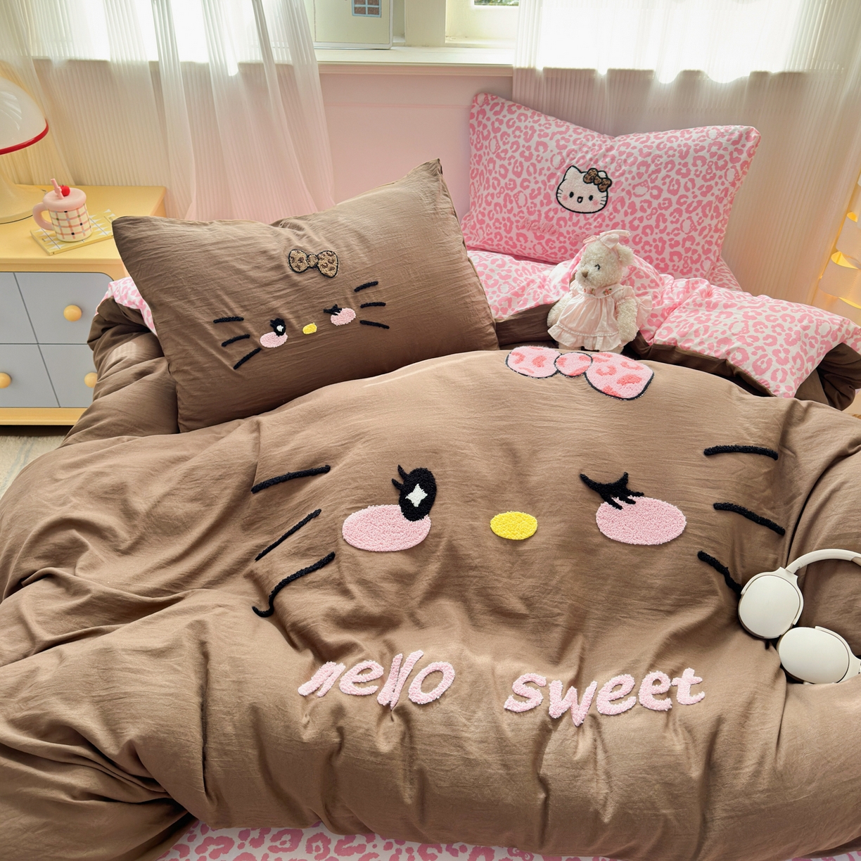 91家纺网 家纺一手货源 找家纺 奈颜 2026新款A类水洗棉大版毛巾绣豹纹小猫四件套--影棚图 豹纹小猫-咖粉