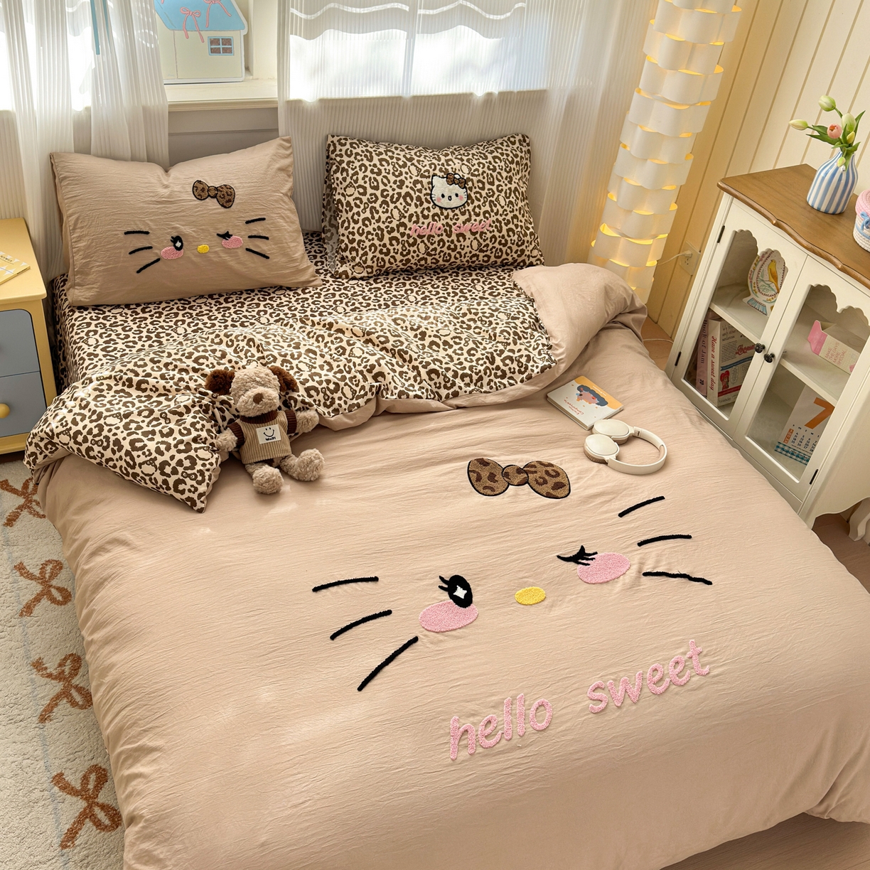 91家纺网 家纺一手货源 找家纺 奈颜 2026新款A类水洗棉大版毛巾绣豹纹小猫四件套--影棚图 豹纹小猫-浅咖