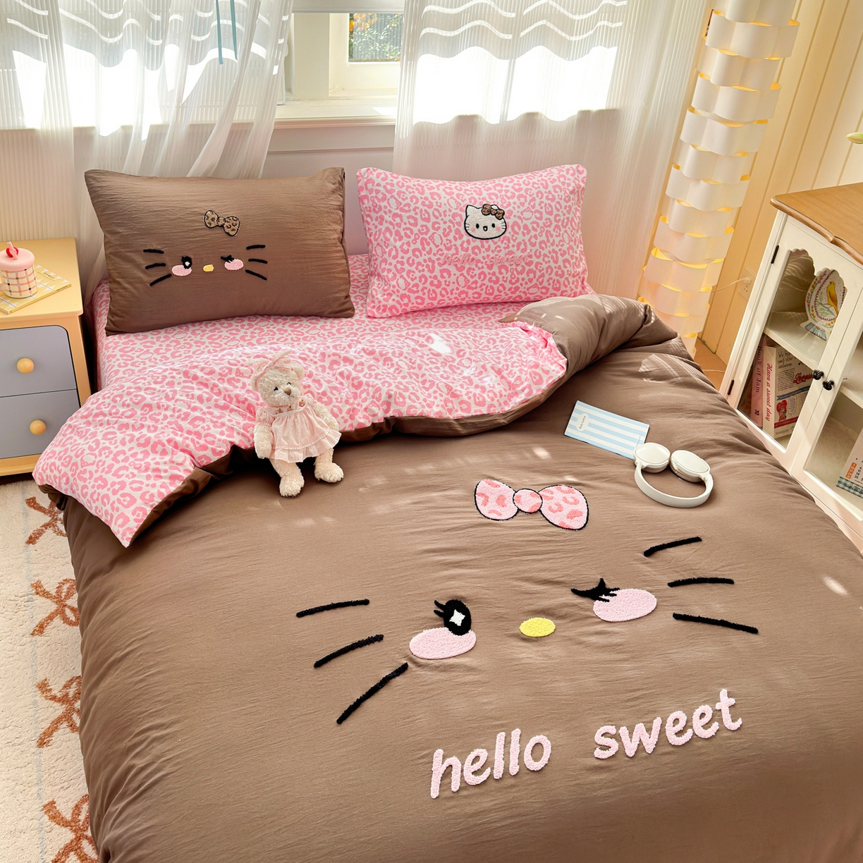 91家纺网 家纺一手货源 找家纺 奈颜 2026新款A类水洗棉大版毛巾绣豹纹小猫四件套--影棚图 豹纹小猫-咖粉