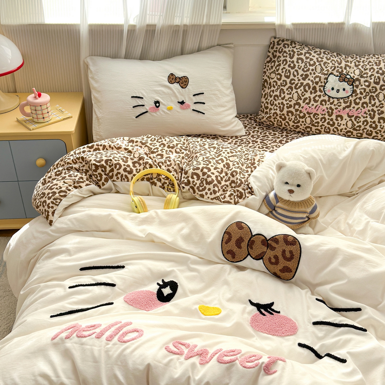 91家纺网 家纺一手货源 找家纺 （总）奈颜 2026新款A类水洗棉大版毛巾绣豹纹小猫四件套--影棚图