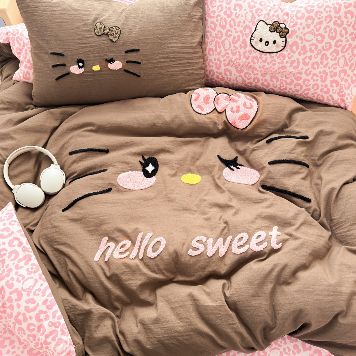 91家纺网 家纺一手货源 找家纺 奈颜 2026新款A类水洗棉大版毛巾绣豹纹小猫四件套--影棚图 豹纹小猫-咖粉