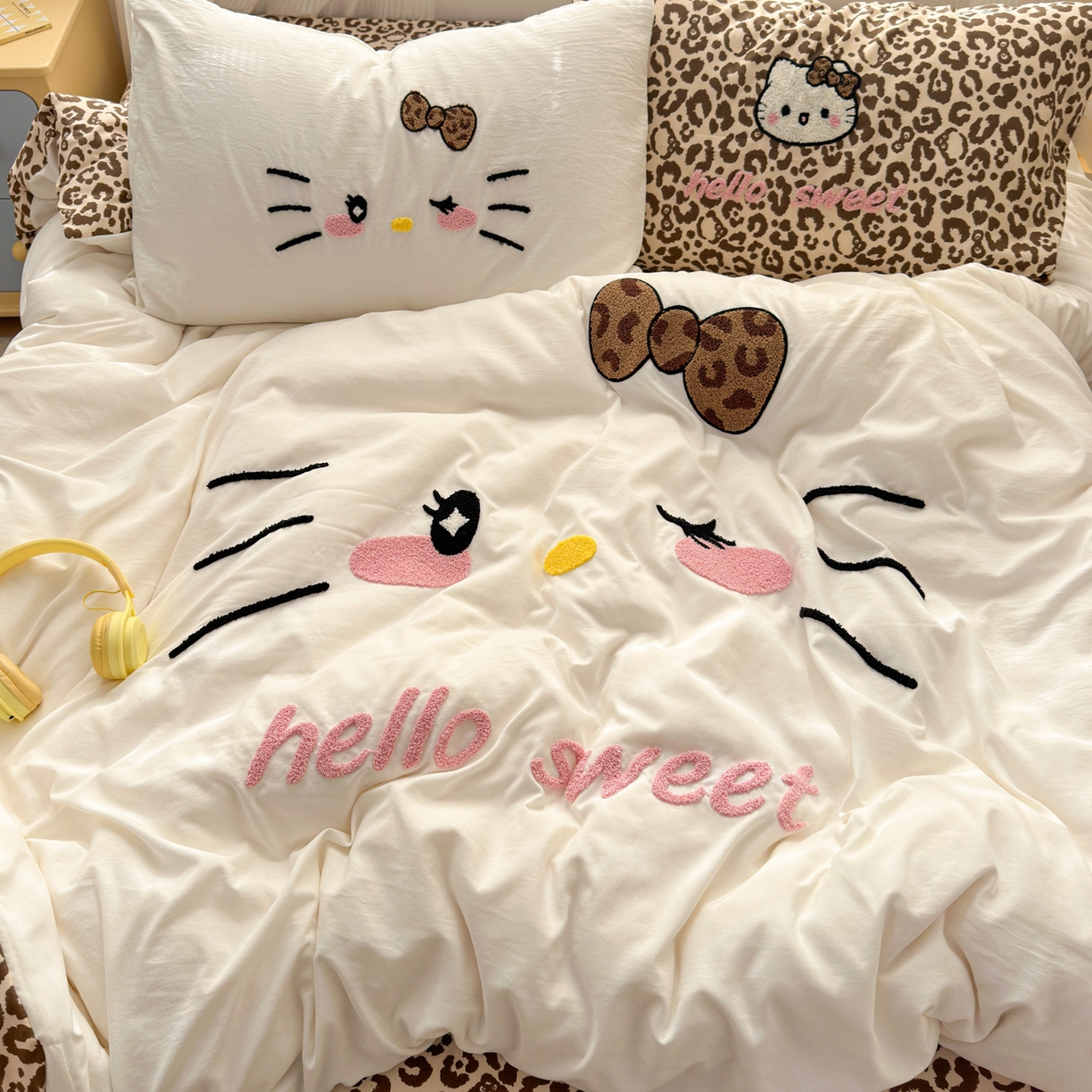 91家纺网 家纺一手货源 找家纺 奈颜 2026新款A类水洗棉大版毛巾绣豹纹小猫四件套--影棚图 豹纹小猫-白咖