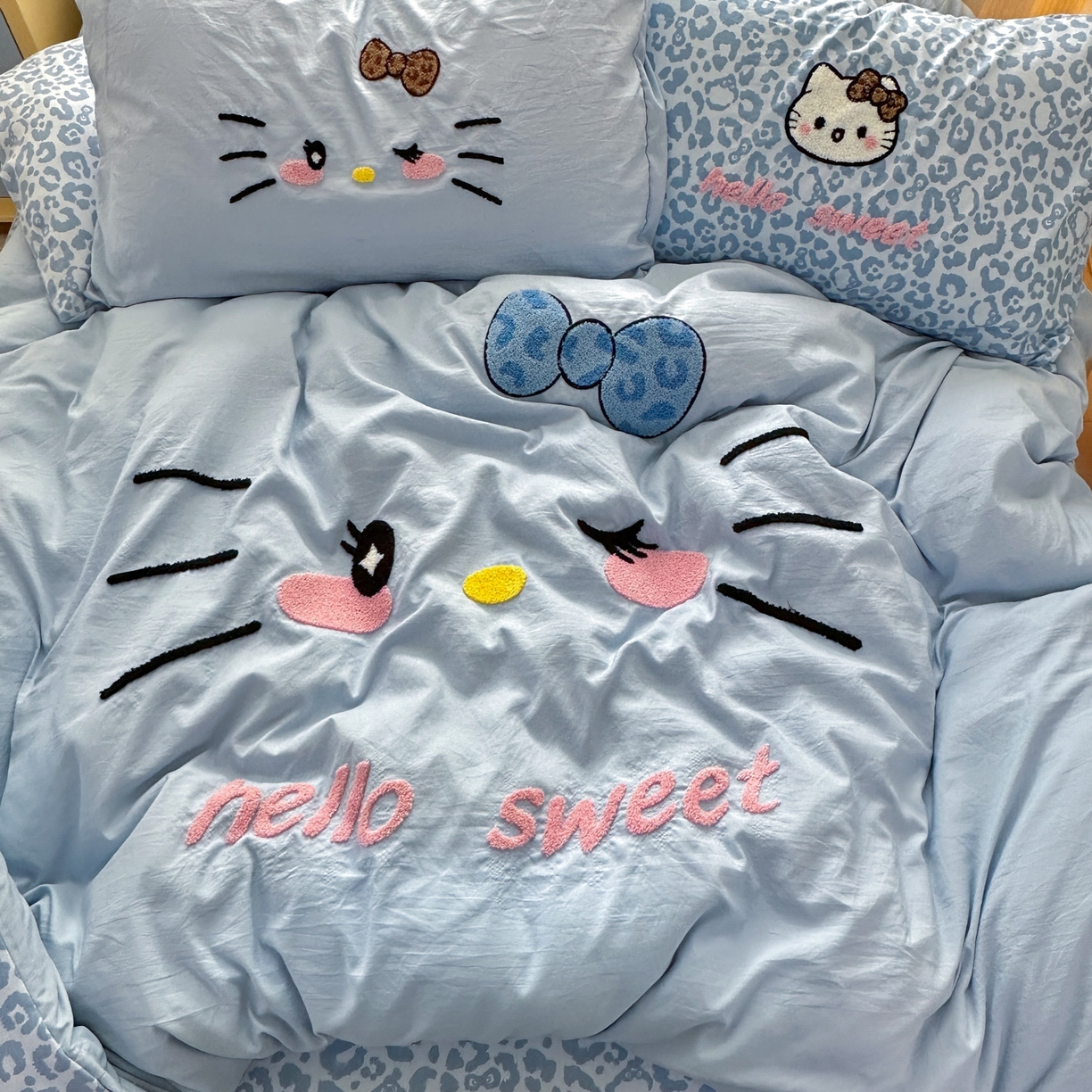 91家纺网 家纺一手货源 找家纺 奈颜 2026新款A类水洗棉大版毛巾绣豹纹小猫四件套--影棚图 豹纹小猫-浅蓝