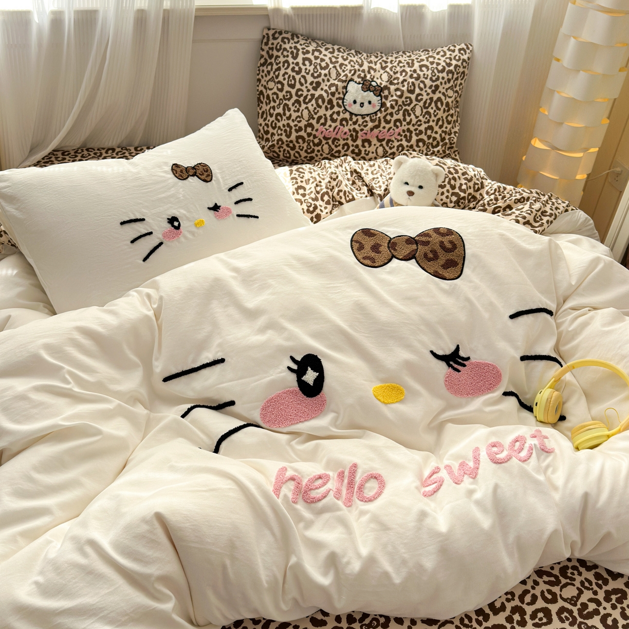 91家纺网 家纺一手货源 找家纺 奈颜 2026新款A类水洗棉大版毛巾绣豹纹小猫四件套--影棚图 豹纹小猫-白咖