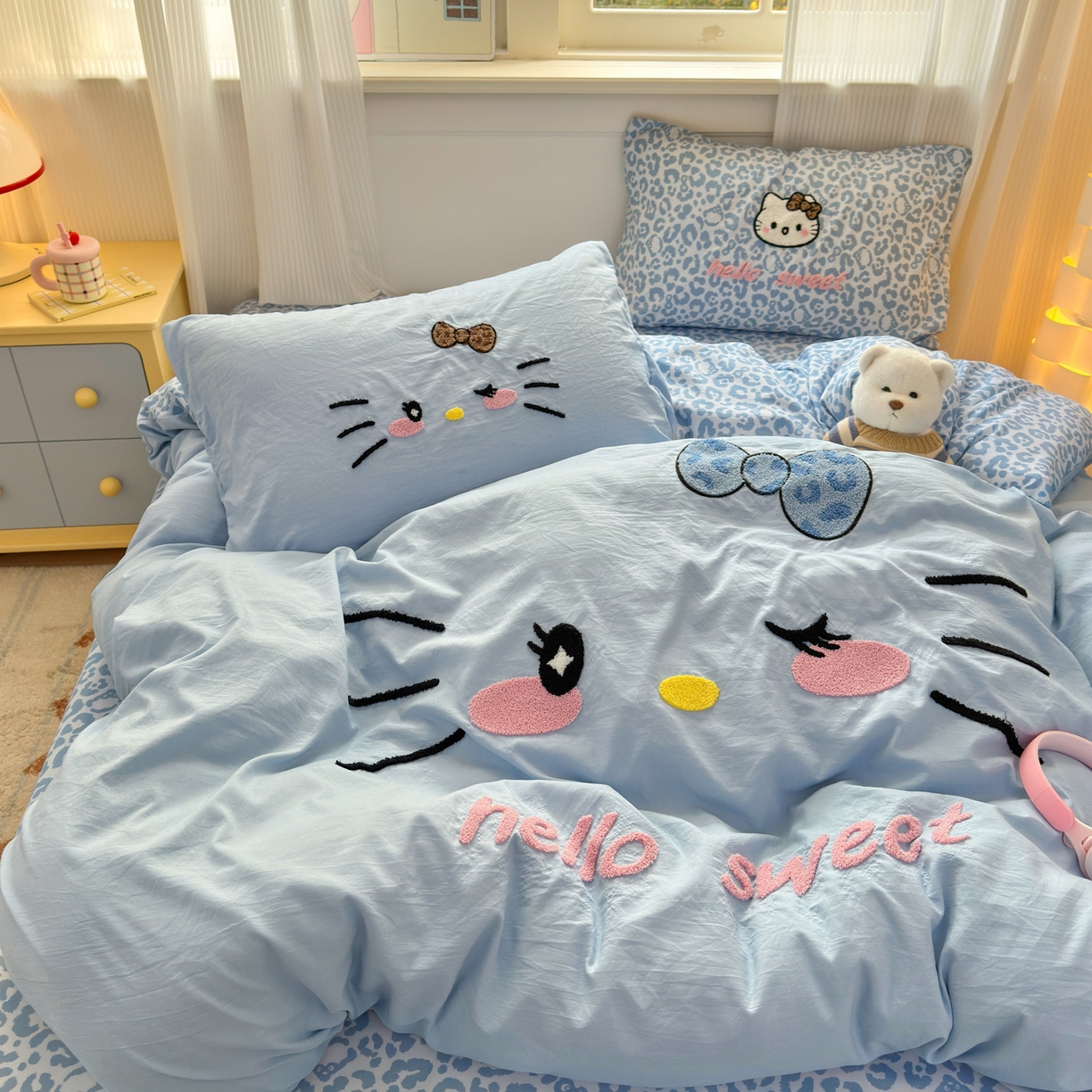 91家纺网 家纺一手货源 找家纺 奈颜 2026新款A类水洗棉大版毛巾绣豹纹小猫四件套--影棚图 豹纹小猫-浅蓝