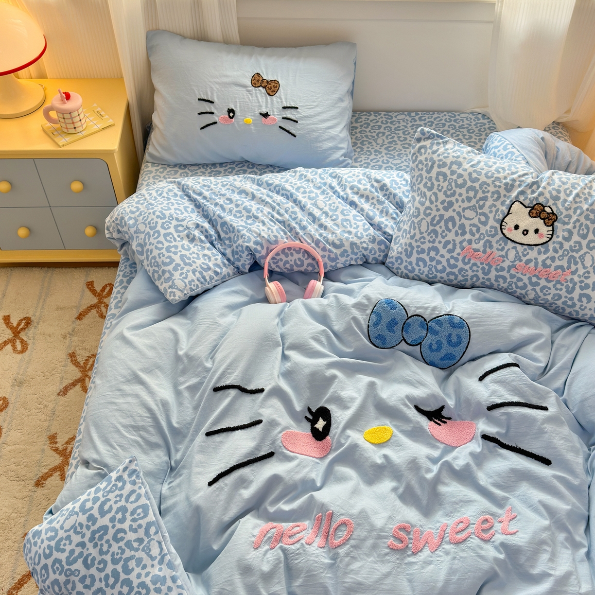 91家纺网 家纺一手货源 找家纺 奈颜 2026新款A类水洗棉大版毛巾绣豹纹小猫四件套--影棚图 豹纹小猫-浅蓝