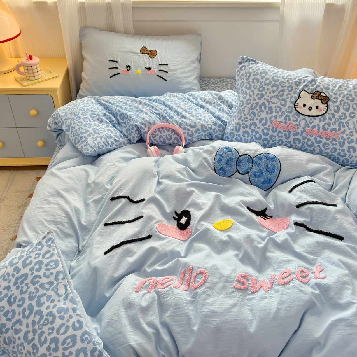 91家纺网 家纺一手货源 找家纺 奈颜 2026新款A类水洗棉大版毛巾绣豹纹小猫四件套--影棚图 豹纹小猫-浅蓝