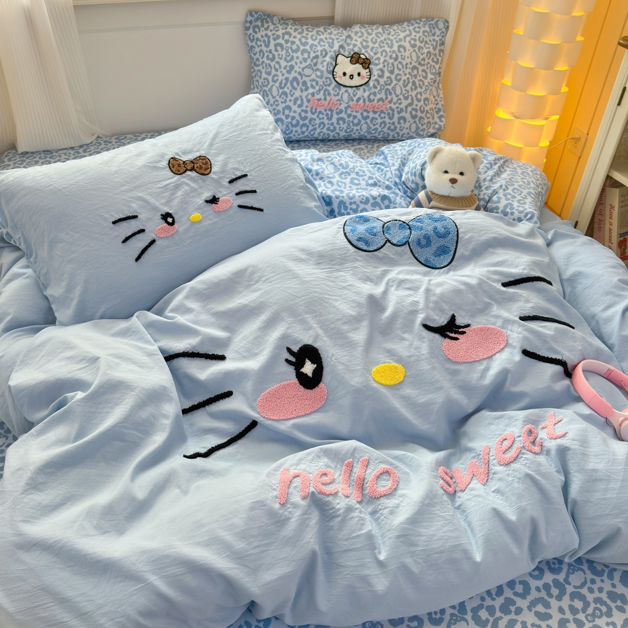 91家纺网 家纺一手货源 找家纺 奈颜 2026新款A类水洗棉大版毛巾绣豹纹小猫四件套--影棚图 豹纹小猫-浅蓝