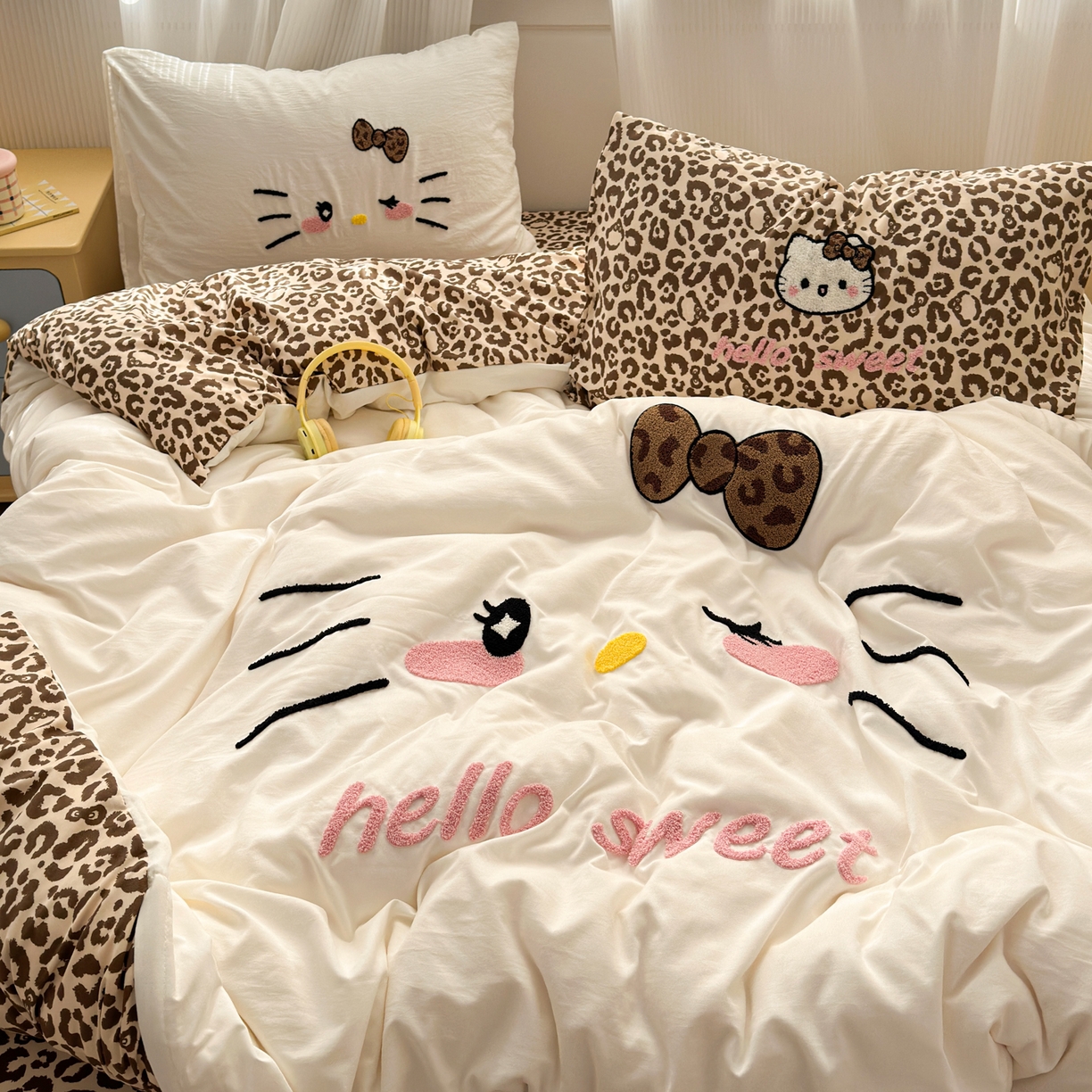91家纺网 家纺一手货源 找家纺 奈颜 2026新款A类水洗棉大版毛巾绣豹纹小猫四件套--影棚图 豹纹小猫-白咖