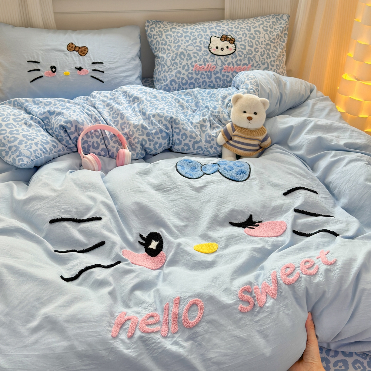 91家纺网 家纺一手货源 找家纺 奈颜 2026新款A类水洗棉大版毛巾绣豹纹小猫四件套--影棚图 豹纹小猫-浅蓝