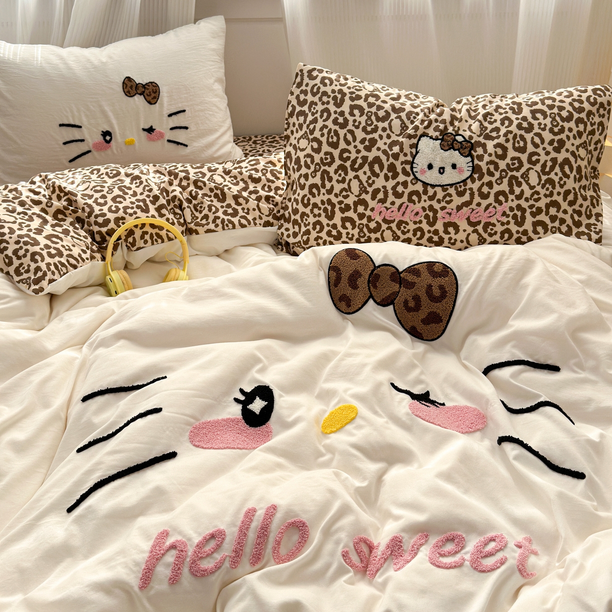 91家纺网 家纺一手货源 找家纺 奈颜 2026新款A类水洗棉大版毛巾绣豹纹小猫四件套--影棚图 豹纹小猫-白咖