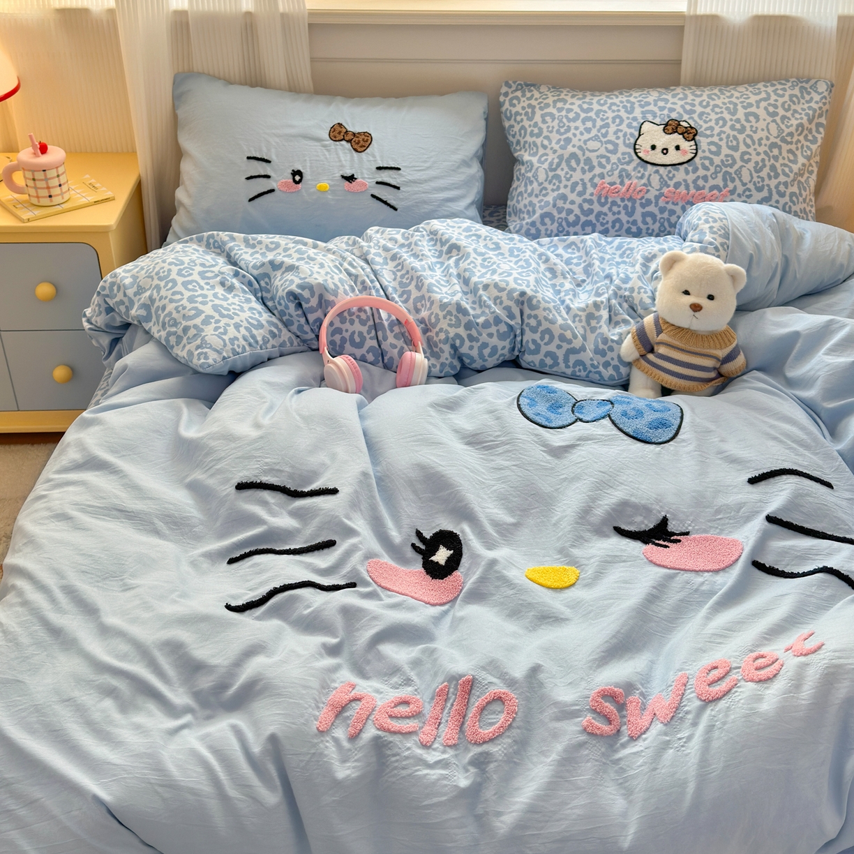 91家纺网 家纺一手货源 找家纺 奈颜 2026新款A类水洗棉大版毛巾绣豹纹小猫四件套--影棚图 豹纹小猫-浅蓝