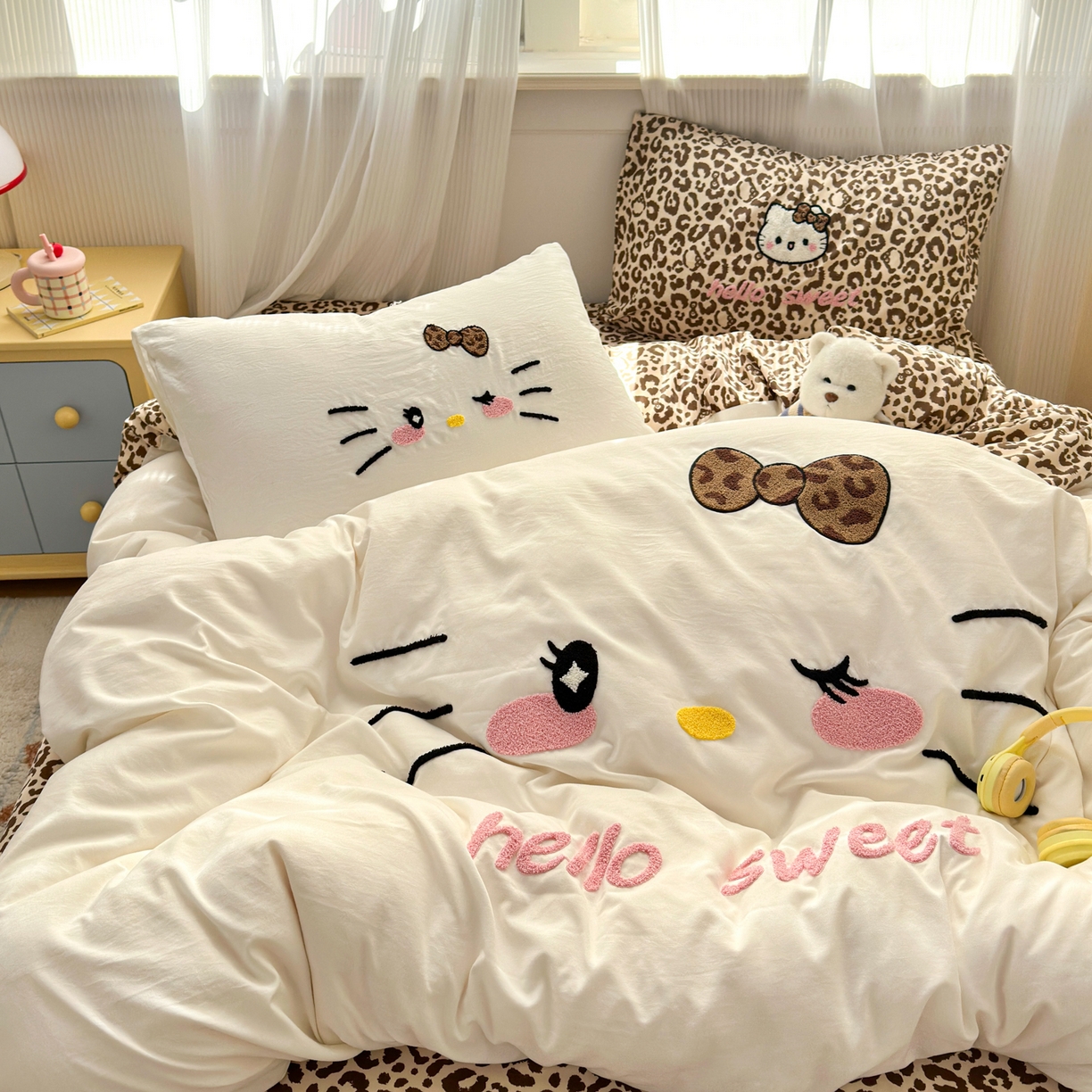 91家纺网 家纺一手货源 找家纺 奈颜 2026新款A类水洗棉大版毛巾绣豹纹小猫四件套--影棚图 豹纹小猫-白咖