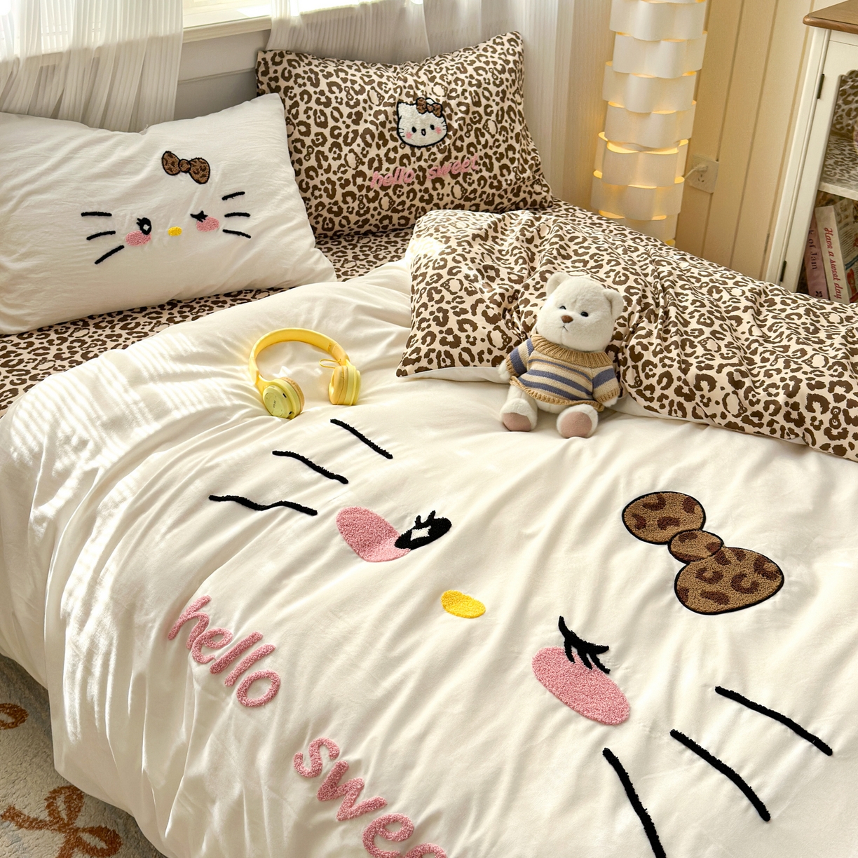 91家纺网 家纺一手货源 找家纺 奈颜 2026新款A类水洗棉大版毛巾绣豹纹小猫四件套--影棚图 豹纹小猫-白咖