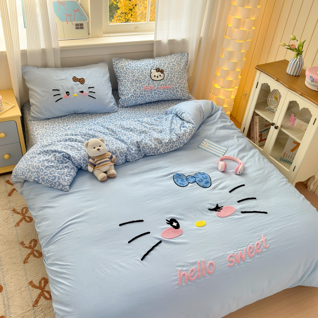 91家纺网 家纺一手货源 找家纺 奈颜 2026新款A类水洗棉大版毛巾绣豹纹小猫四件套--影棚图 豹纹小猫-浅蓝